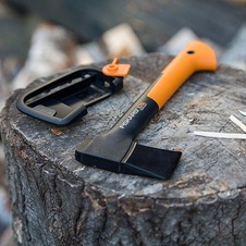 Sekera univerzální kemping Fiskars X7 b