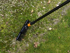 Hrábě přovzdušovací Fiskars QuikFit, šířka 36cm b