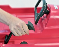 Snow Fox je vybaven jako ostatní řízené boby KHW účinnou kovovou brzdou. Brzda u tohoto bobu je umístěna na pravé straně pro ovládání pravou rukou.