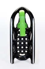 Vodicí lyže je v podélném směru výkyvná a je odpružená. To zajišťuje přizpůsobení a kopírování nerovného terénu sjezdovky.