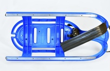 Na spodní straně ližin jsou upevněny nerezové pásky pro lepší skluz a pro lepší ochranu proti oděru. Vodicí lyže je výkyvná a odpružená, což zajišťuje možnost kopírování zasněženého svahu